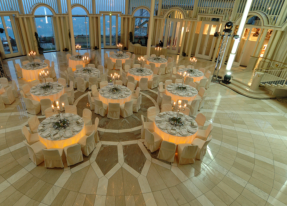 Architekturfotografie_Frank_Fremerey_Grandhotel_Petersberg_Bonn_Candle_Light_Dinner_mit_Lichtregie_Grandhotel_Dining_Room_with_Lightshow