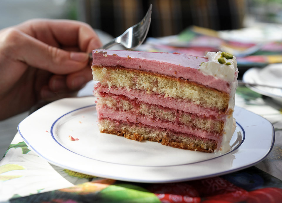 Der allerunglaublichste Himbeer Oster kuchen Torte mein ich natuerlich kurz vor ihrer Lebensmittelfotos food photos Frank Fremerey 2011
