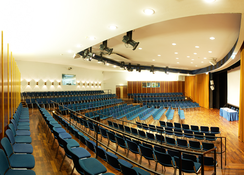 Studiosaal_mit_Sitzplaetzen_fuer_ueber_500_Personen_Musikauffuehrungen_Diners_und_andere_Veranstaltungen_sind_Hier_moeglich_Fremerey_2011_Architekturfotografie