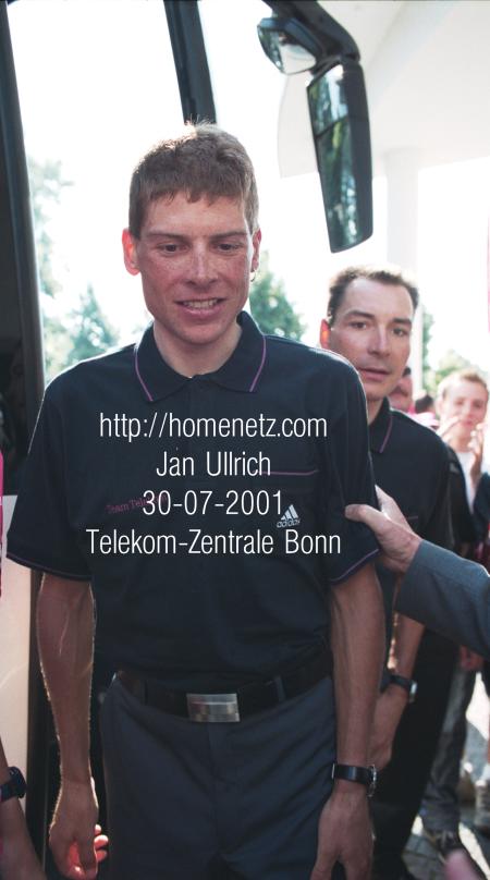 Jan Ullrich steigt bei der Ankunft des Team Telekom in der Bonner Konzernzentrale ersch&ouml;pft aus dem Teambus