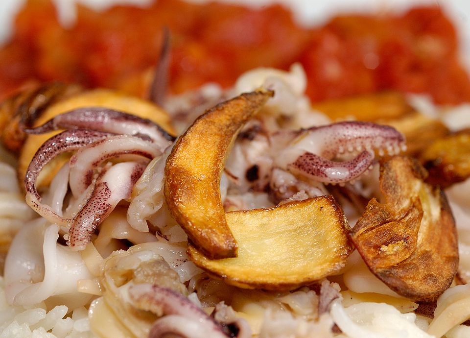 Oktopus Knoblauch Garlic Reis Tomaten gebraten gebacken ger�stet cooked gekocht Fremerey_Produktfotografie_Lebensmittel_DSC3900