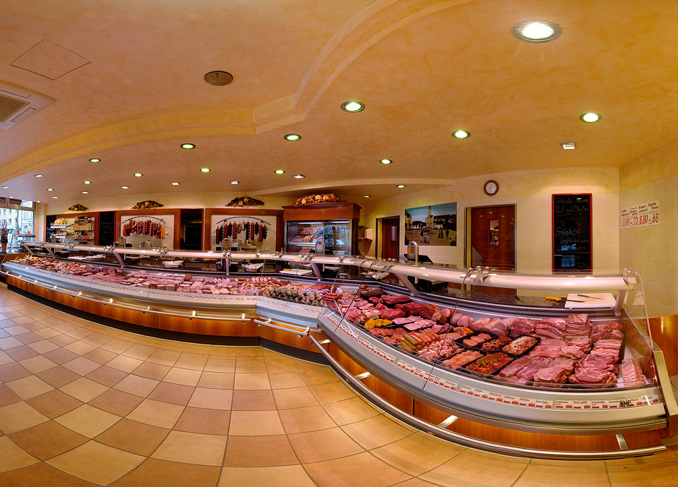 21-Meter_Fleischertheke_2006_Ladenbau_Architektur_Innenausbau_Thekenkonstruktion_Fremerey_Fotografoe_Beleuchtung_Warenpraesentation