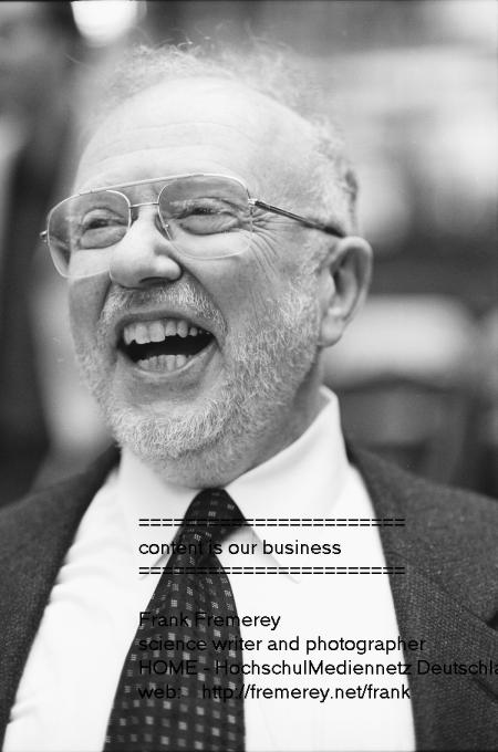 Foto von David L. Parnas, dem Erfinder des Geheimnisprinzips, nach dem sich Programmierer an einem gr&ouml;&szlig;eren Softwareprojekts nur &uuml;ber die Schnittstellen, nicht jedoch &uuml;ber die Implemetationsdetails ihrer Module austauschen sollen. Damit soll verhindert werden, dass unvorhersehbare und undokumentierte Abh&auml;ngigkeiten zwischen Modulen entstehen, die unter Umst&auml;nden zu riesigen Kosten f&uuml;r Debugging f&uuml;hren k&ouml;nnen.